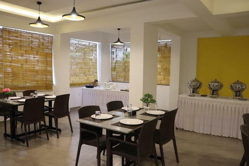 Emerald Vista Luxury Suites ปูเน่ ภายนอก รูปภาพ