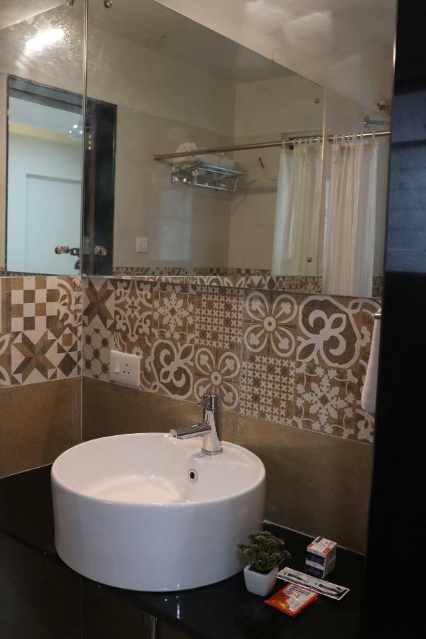 Emerald Vista Luxury Suites ปูเน่ ภายนอก รูปภาพ